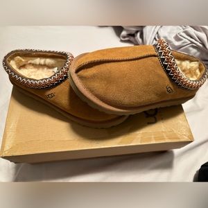 Woman’s UGG push toe shoes